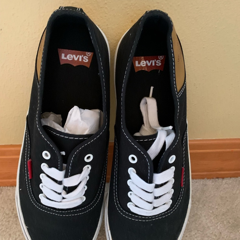 NWOT Canvas Levi’s tennis shoes